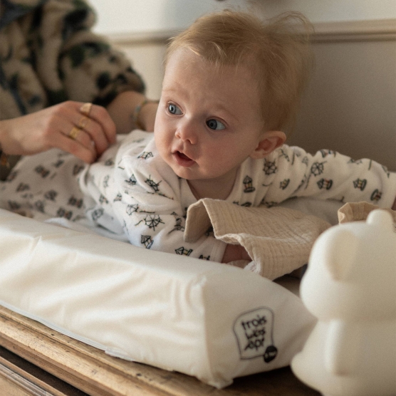 babypyjama wit met kermismotieven