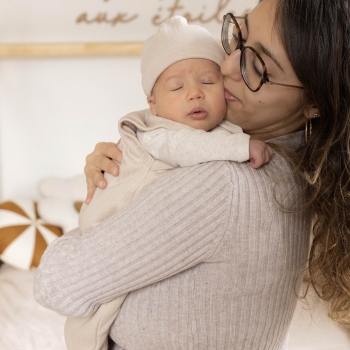 bebé lleva un gorro de recién nacido y manoplas