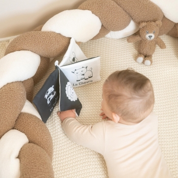 bébé qui regarde son livre d'éveil