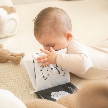 livro para bebés a preto e branco com animais da quinta
