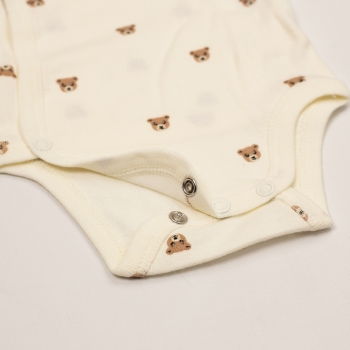 Nahaufnahme der Druckknöpfe des Baby-Bodys