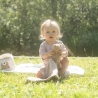 bébé avec son doudou mouchoir ourson
