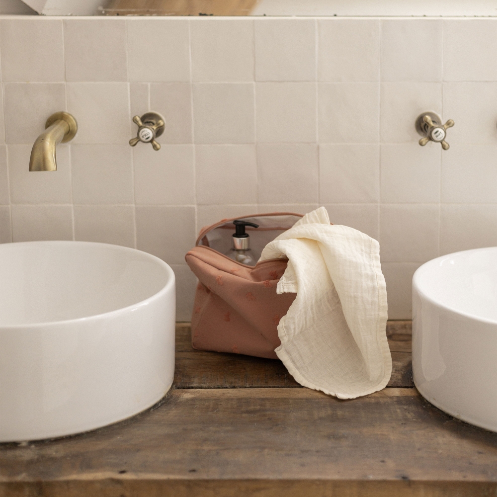 Beauty case in bagno con un telo fasciatoio