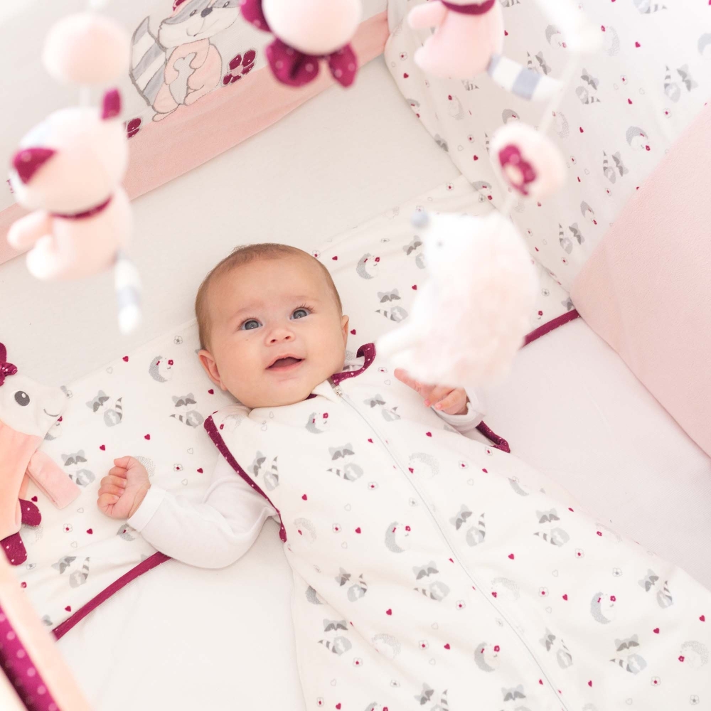 Babymädchen in ihrem Bett mit Babybettwäsche für Mädchen, Kollektion kipic & olga