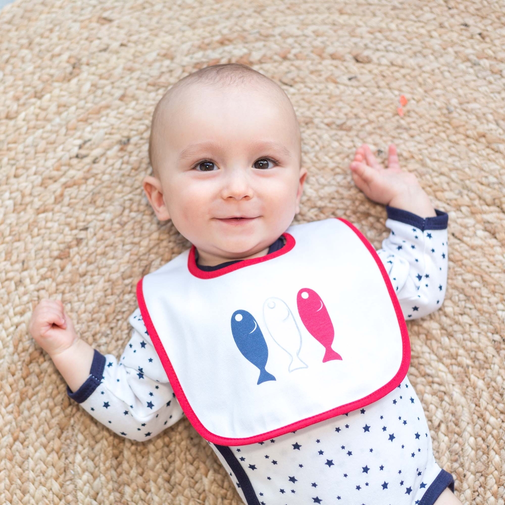 Petit bébé poisson avec son bavoir décoré de 3 petits poissons