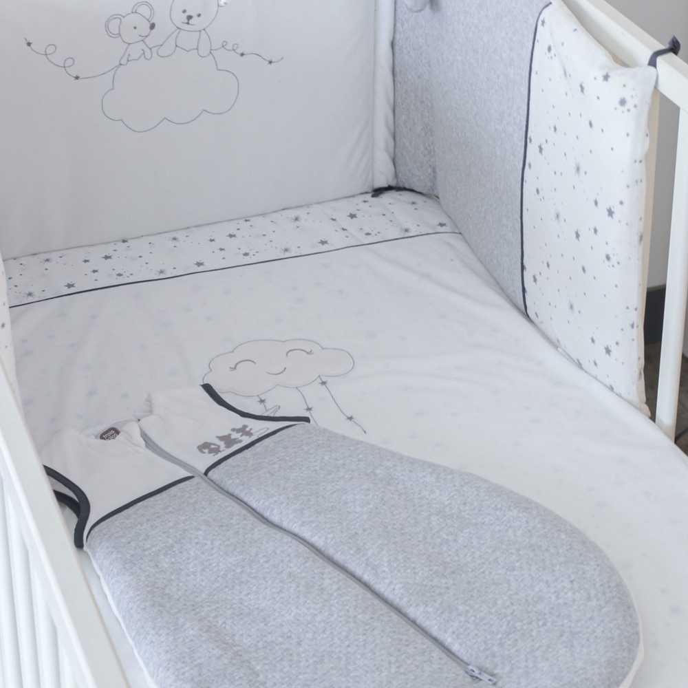 ambiente de quarto de bebé misto branco e cinzento com estrelas e personagens