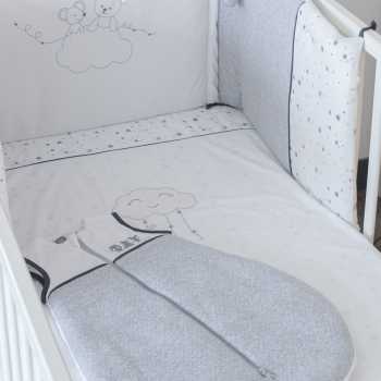 ambiente de quarto de bebé misto branco e cinzento com estrelas e personagens
