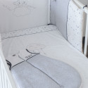 ambiente de quarto de bebé misto branco e cinzento com estrelas e personagens