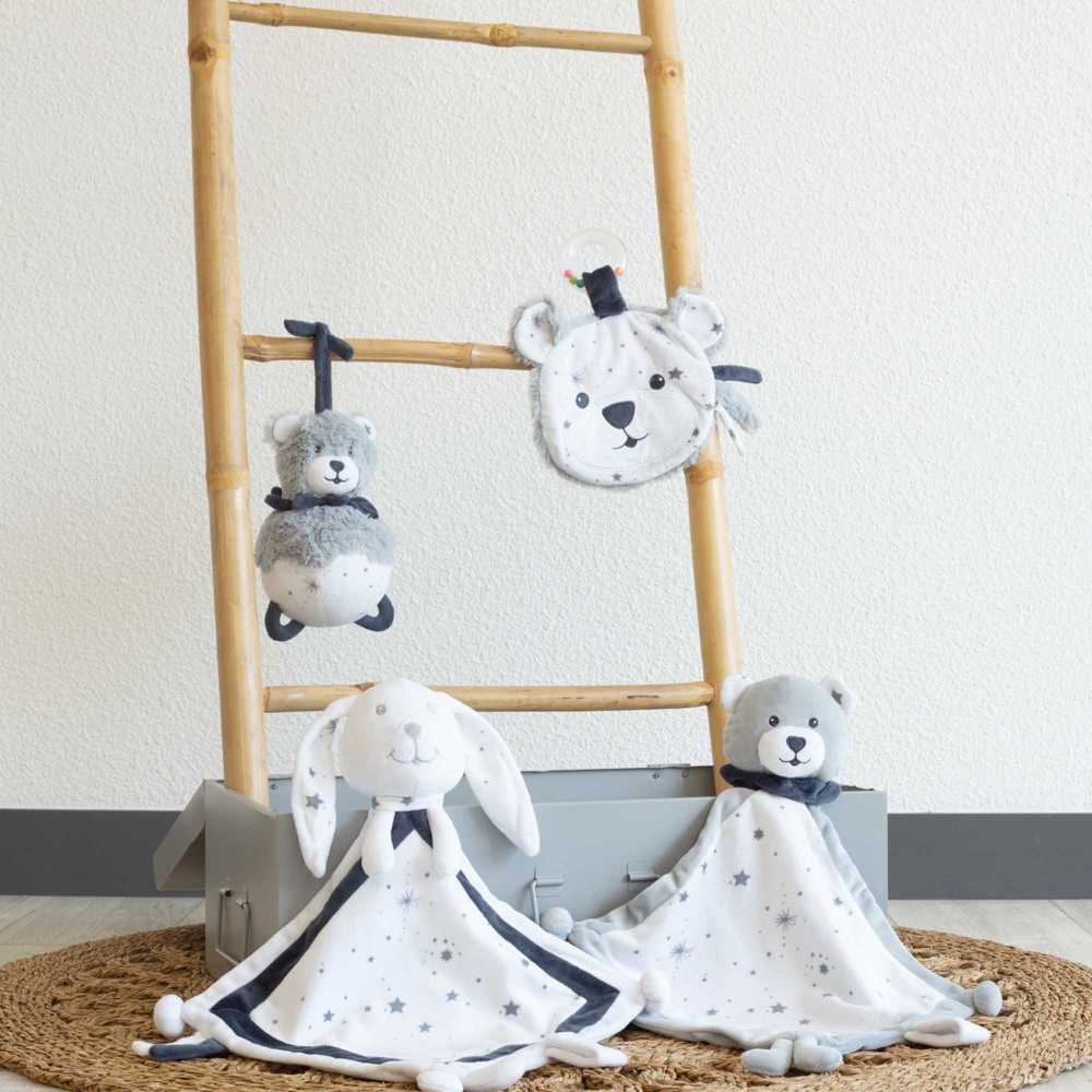 Bola musical brinquedos bebé da coleção no quarto de bebé