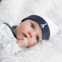 Bebé bem aquecido com o seu gorro sophie la girafe