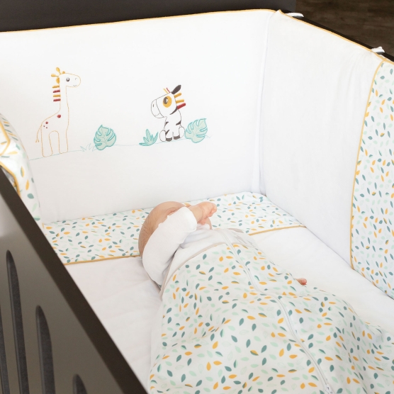 Mixed bed bumper with zebra and giraffe embroidery