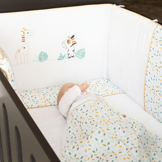 Tour de lit mixte avec une broderie zèbre et girafe