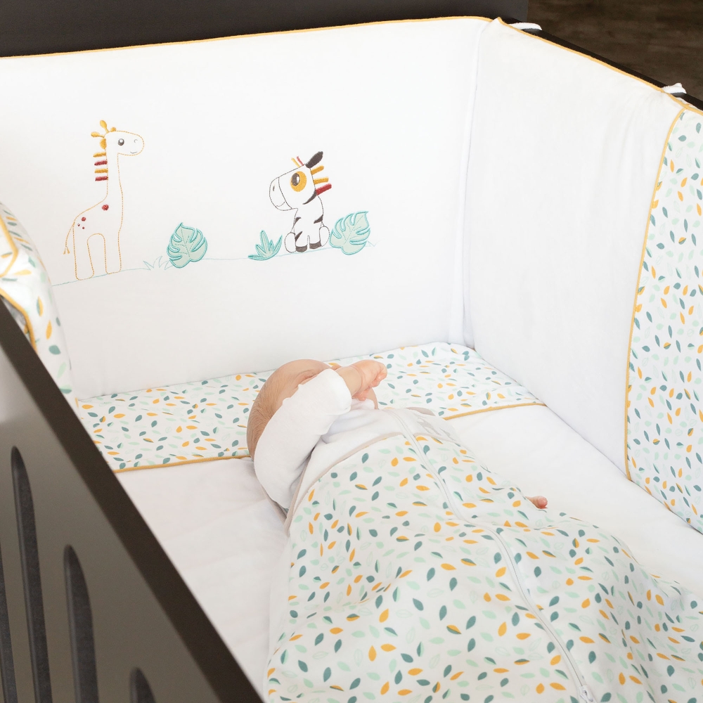 Bedomrander in een zwart babybedje en slapende baby Bedomrander in een zwart babybedje en slapende baby