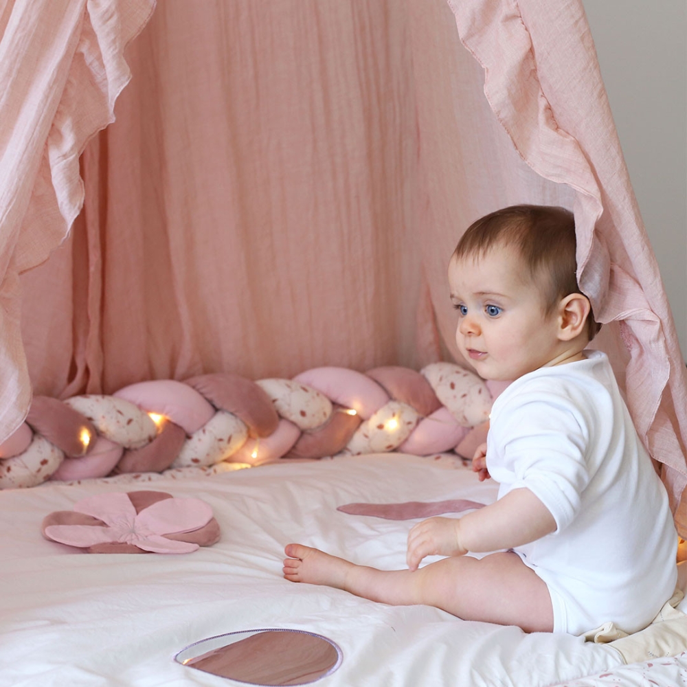 Tapis de jeu avec ciel de lit et un bébé qui joue Tapis de jeu avec ciel de lit et un bébé qui joue
