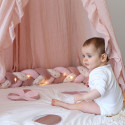 Tapis de jeu avec ciel de lit et un bébé qui joue Tapis de jeu avec ciel de lit et un bébé qui joue