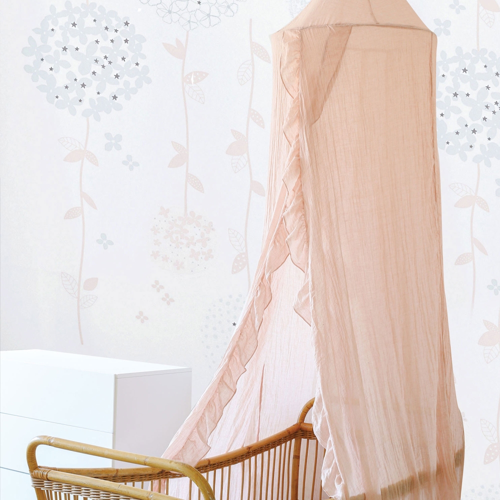 Ciel de lit rose poudré avec en décor une chambre fleurie dans les tons rose Ciel de lit rose poudré avec en décor une chambre fleurie dans les tons rose