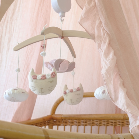 Mobile musicale avec des petits chats et lapins de la collection rose et Lili