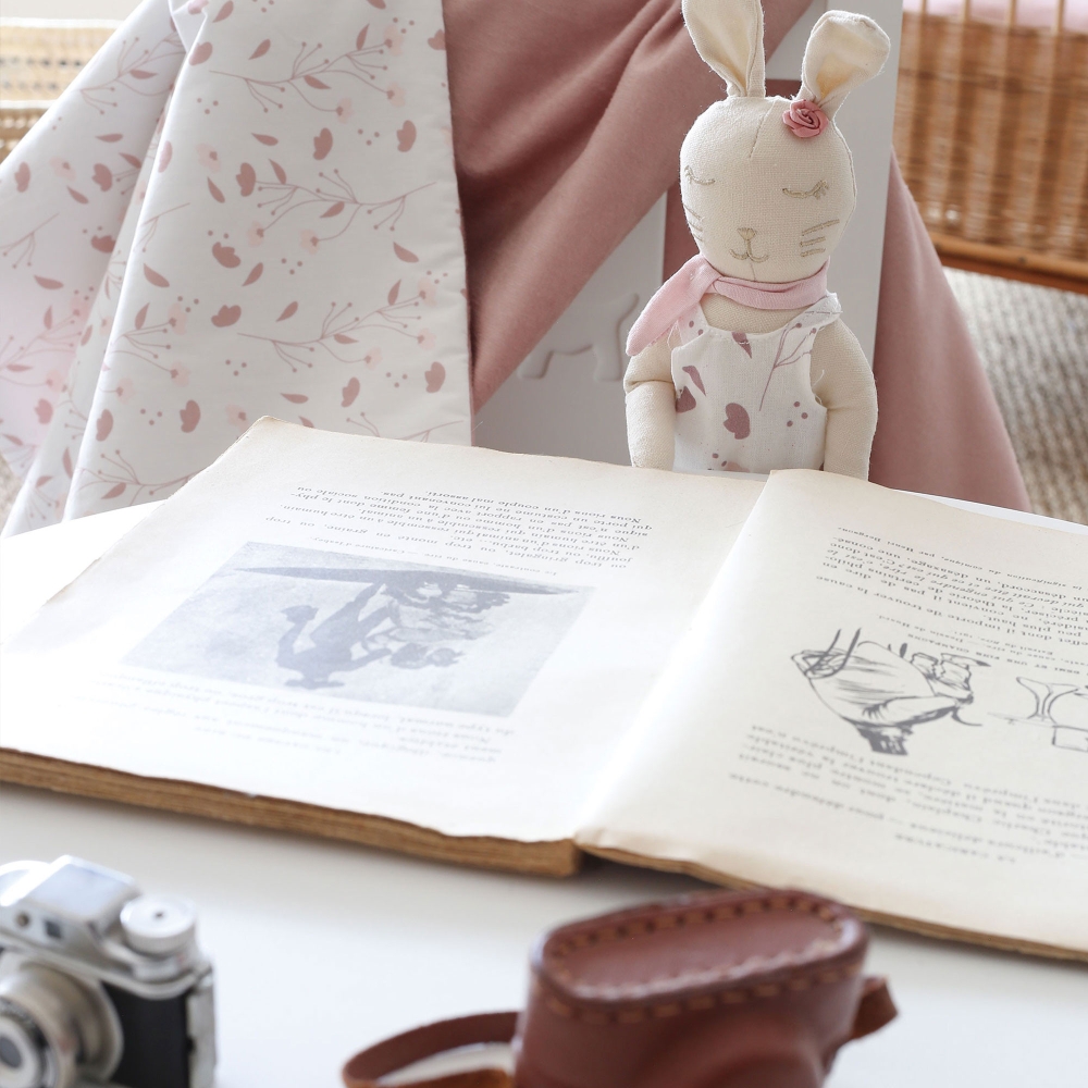 Linnen pop lili die een boek leest Linnen pop lili die een boek leest