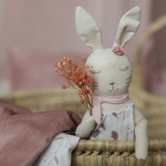 Lili la lapine en format poupée avec une salopette