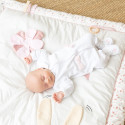 Baby die slaapt op zijn boxkleed zonder de bogen Baby die slaapt op zijn boxkleed zonder de bogen