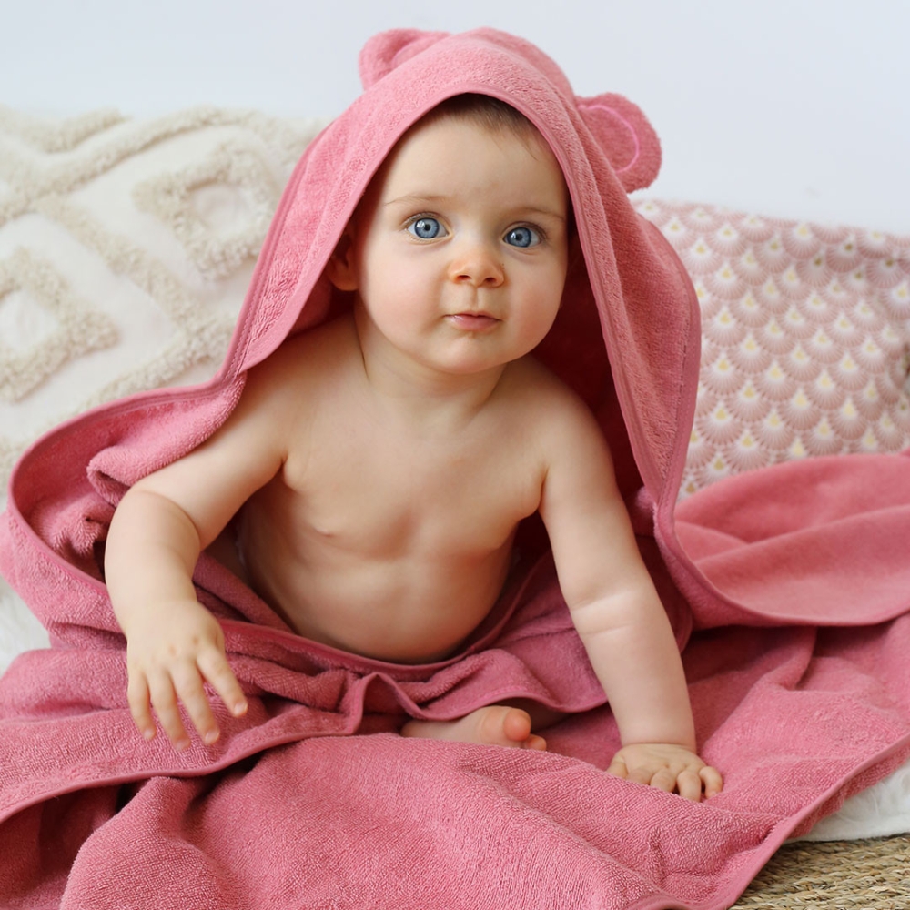 bébé avec serviette ourson rose bébé avec serviette ourson rose