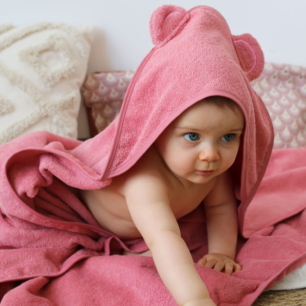 bébé en serviette rose bébé en serviette rose
