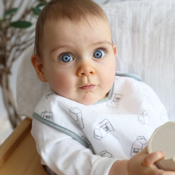 Bébé en grand bavoir milky baby gris Bébé en grand bavoir milky baby gris