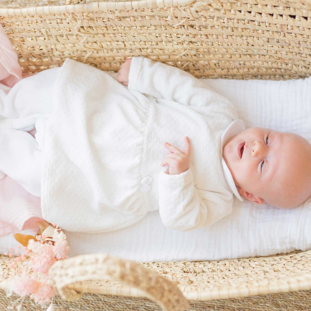 Bébé qui dort dans son pyjama robe blanc sophie la girafe