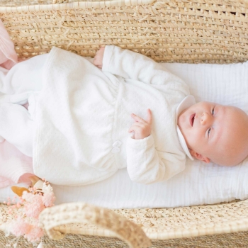 Bébé qui dort dans son pyjama robe blanc sophie la girafe