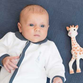 Menina pequena e o seu pijama sophie la girafe bordado
