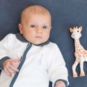Menina pequena e o seu pijama sophie la girafe bordado
