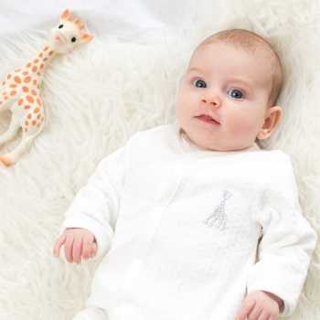 Bebé em pijama de veludo e a sua sophie la girafe