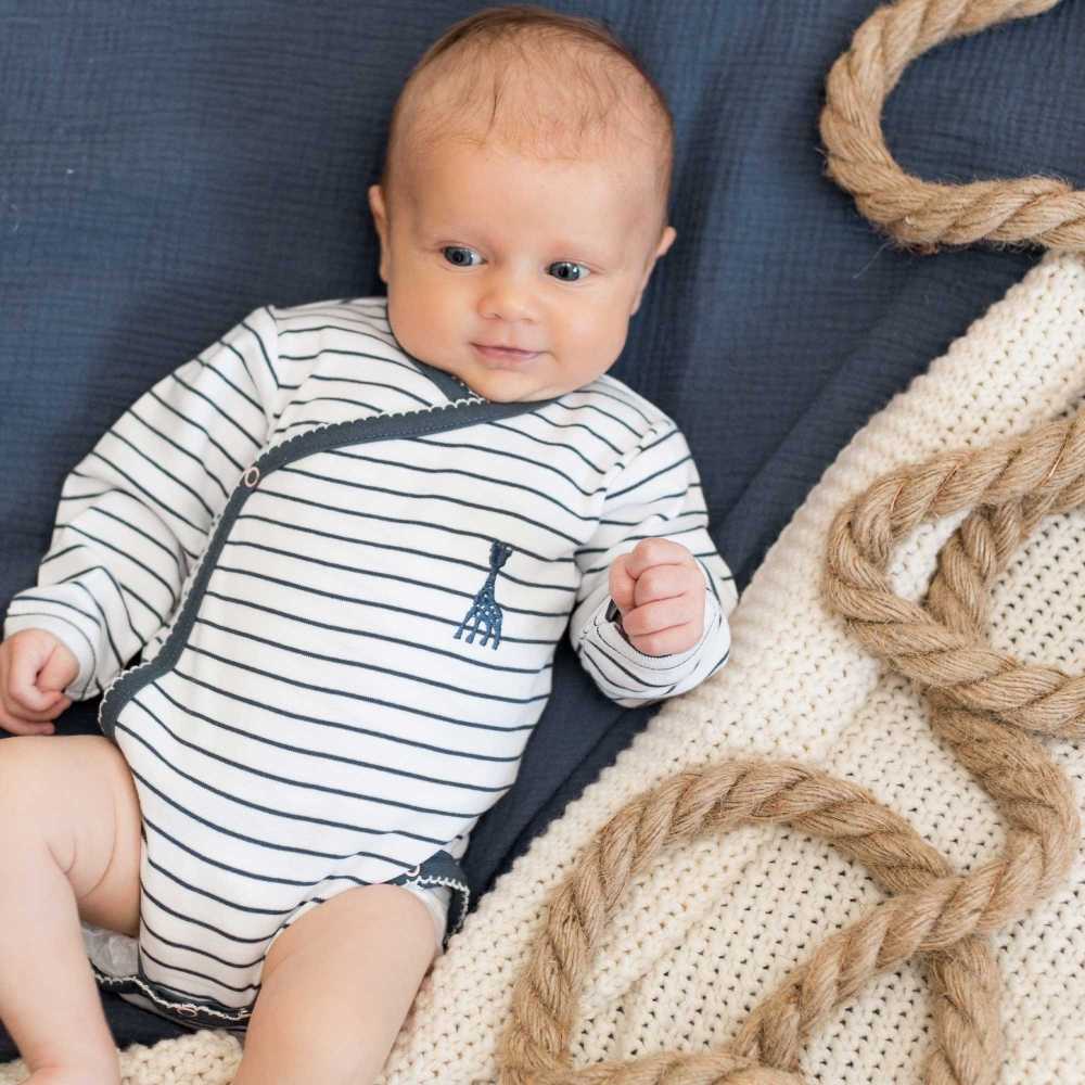 bebé com o seu body às riscas marineiras para menina