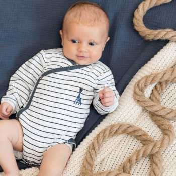 bebé com o seu body às riscas marineiras para menina