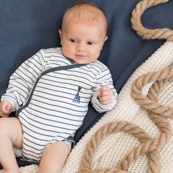 baby in haar rompertje met matrozenmotief meisje baby in haar rompertje met matrozenmotief meisje