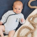 bebé com o seu body às riscas marineiras para menina