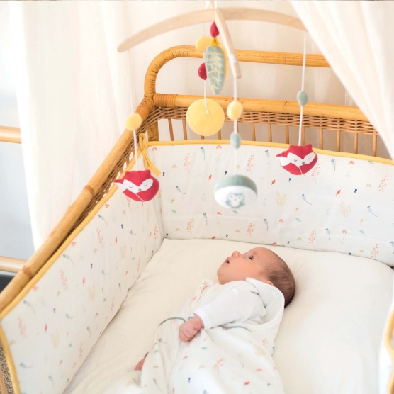 Small high position crib bumper from the Hide and seek in the forest collection