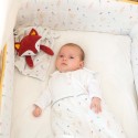 Bebé na sua cama em saco de dormir com o seu doudou raposa