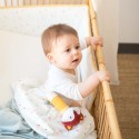 Bébé dans son lit avec sa couverture et son hochet renard Bébé dans son lit avec sa couverture et son hochet renard