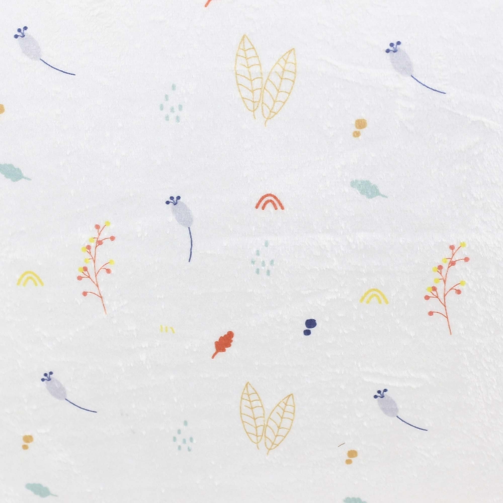 Zoom sur les motifs de la couverture avec des feuilles, des fleurs et des petites collines Zoom sur les motifs de la couverture avec des feuilles, des fleurs et des petites collines