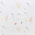 Zoom sur les motifs de la couverture avec des feuilles, des fleurs et des petites collines Zoom sur les motifs de la couverture avec des feuilles, des fleurs et des petites collines
