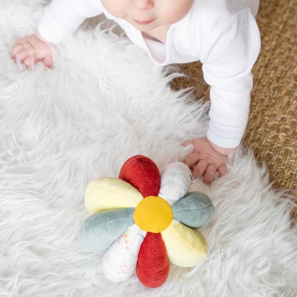 Bola sensorial da coleção com um bebé a brincar