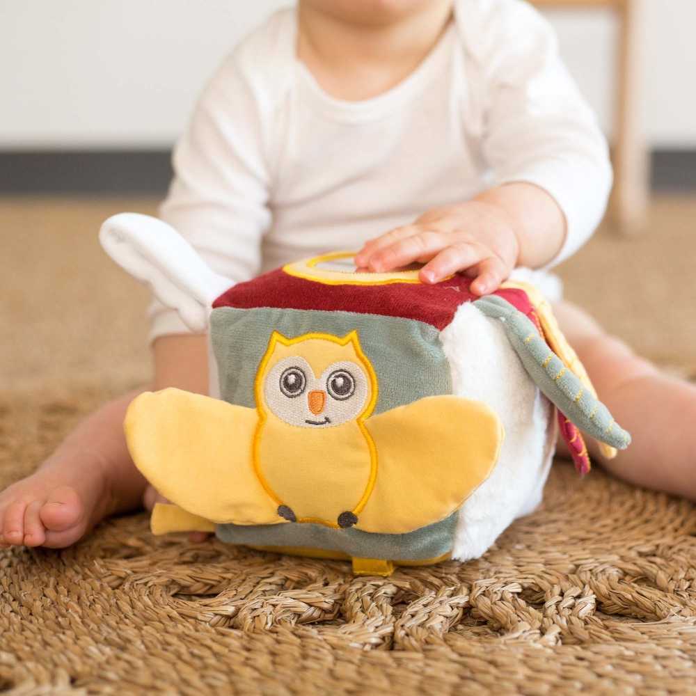 Cubo para bebé com um bebé a brincar