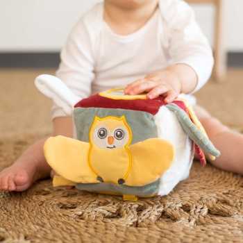 Cubo para bebé com um bebé a brincar