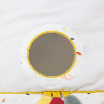 Zoom sur le miroir rond du tapis d'éveil