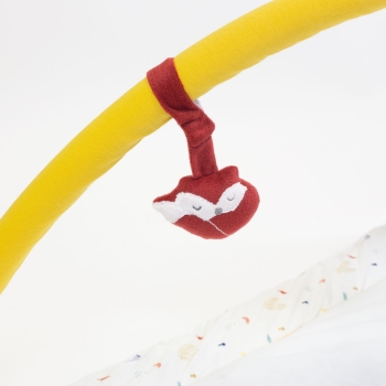 Primo piano della volpe addormentata appesa all'arco color senape