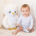 Peluche Violette à côté de bébé dans l'espace de jeu Peluche Violette à côté de bébé dans l'espace de jeu