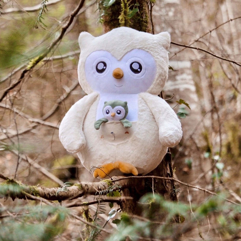 peluche XXL Violette la chouette mise en scène dans un arbre en forêt peluche XXL Violette la chouette mise en scène dans un arbre en forêt