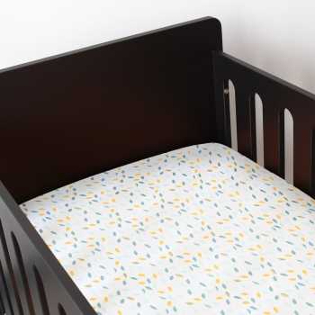 lençol ajustável na cama preta do bebé