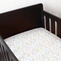 lençol ajustável na cama preta do bebé